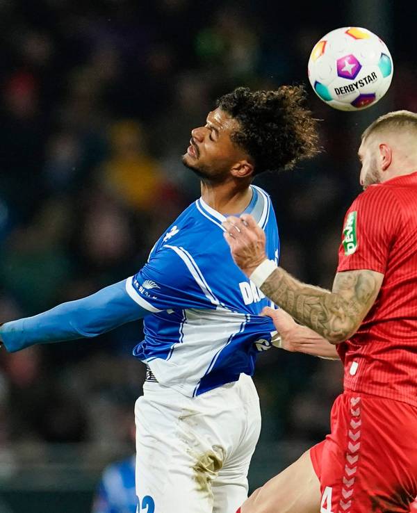 Bundesliga, Darmstadt 98 gegen den 1. FC Köln: Darmstadts Aaron Seydel (l) und Kölns Julian Chabot kämpfen um den Ball.