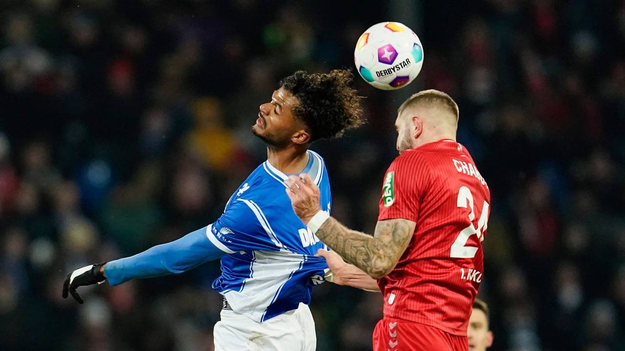 Bundesliga, Darmstadt 98 gegen den 1. FC Köln: Darmstadts Aaron Seydel (l) und Kölns Julian Chabot kämpfen um den Ball.