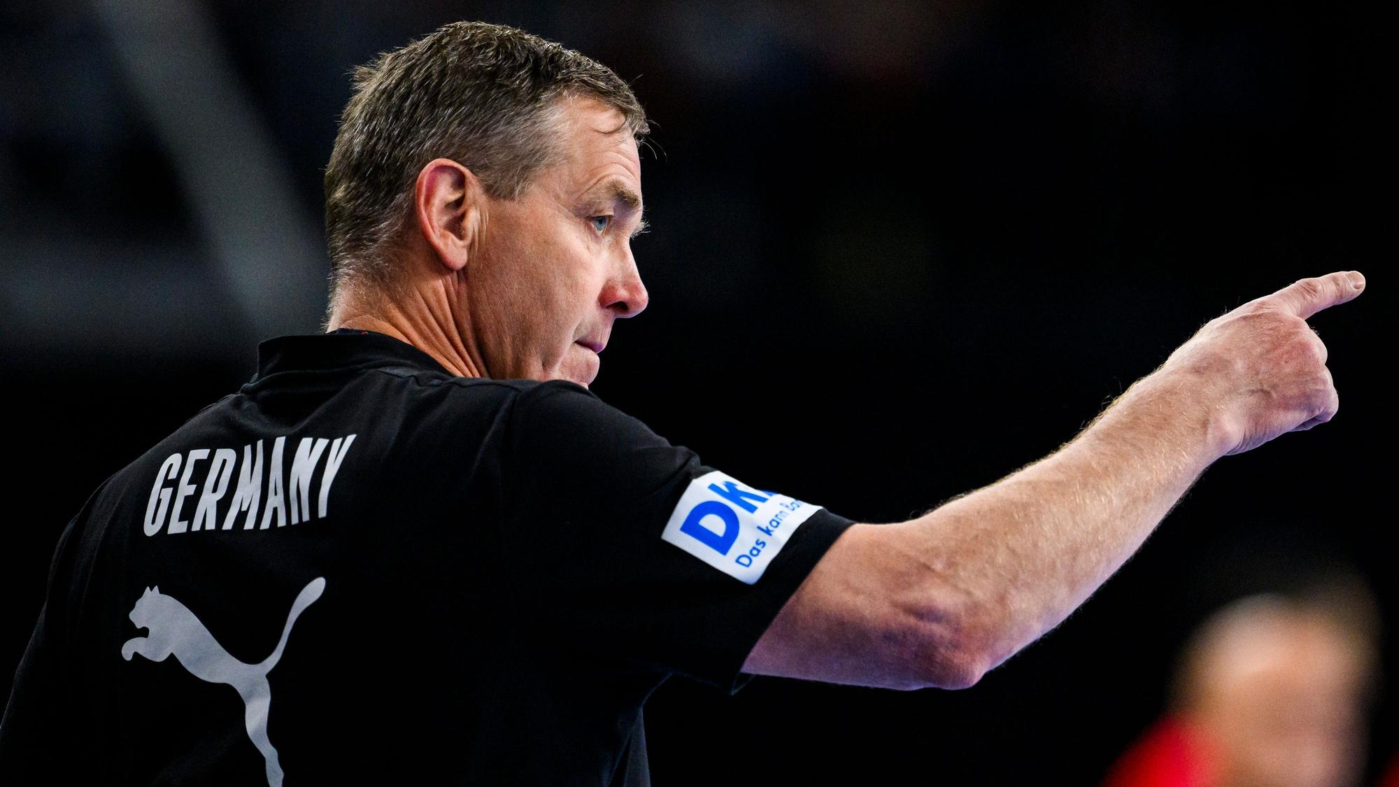 Deutschlands Trainer Alfred Gislason gestikuliert.