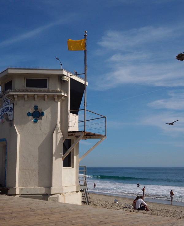 Eine Frau spaziert am 19. April 2016 entlang der Strandpromenade in Laguna Beach, Kalifornien, USA.