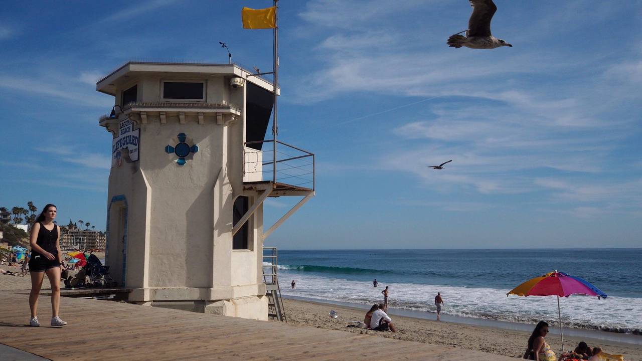Eine Frau spaziert am 19. April 2016 entlang der Strandpromenade in Laguna Beach, Kalifornien, USA.