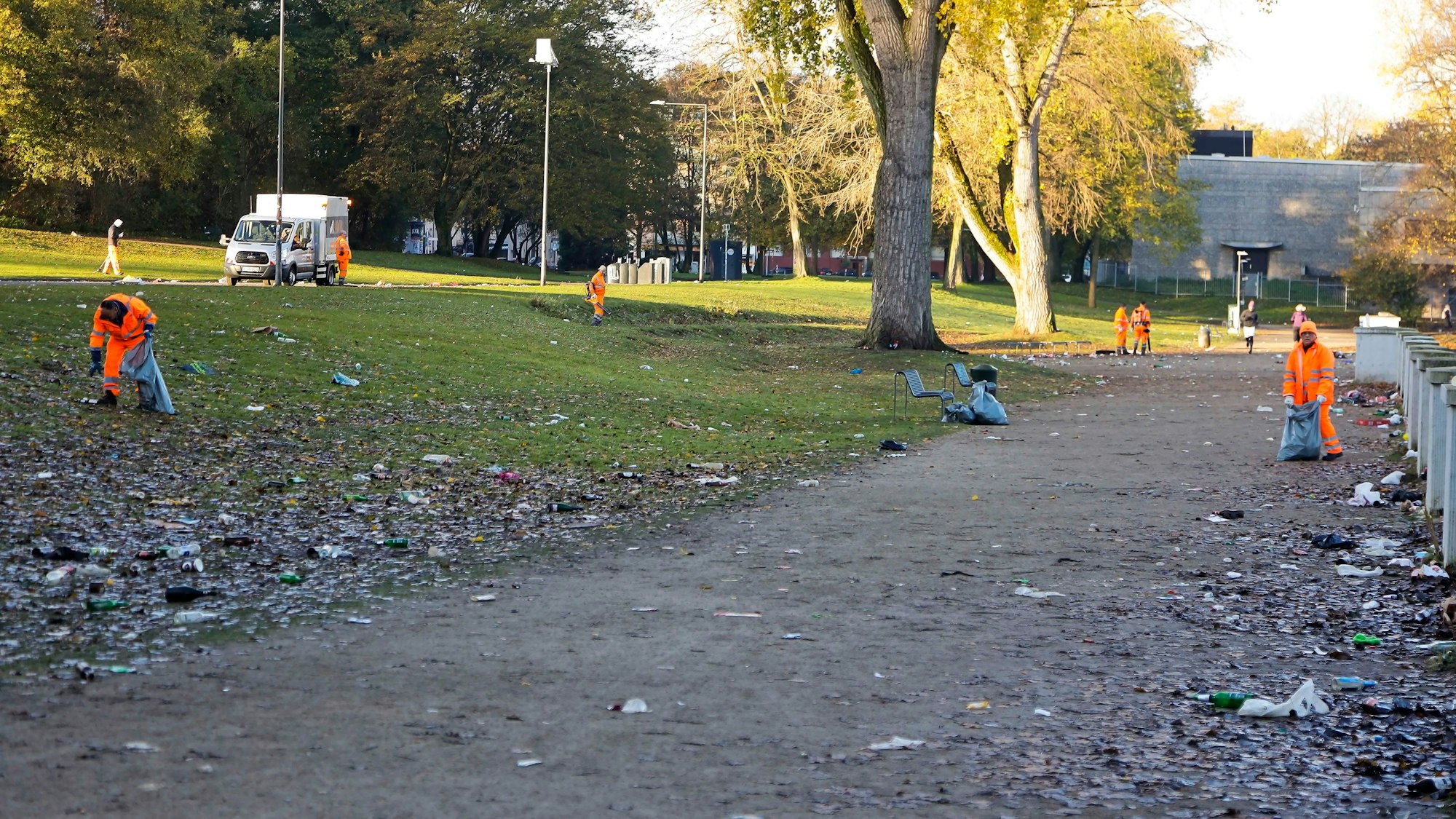 Aachener Weiher: Aufräumarbeiten AWB nach dem Sessionsauftakt.