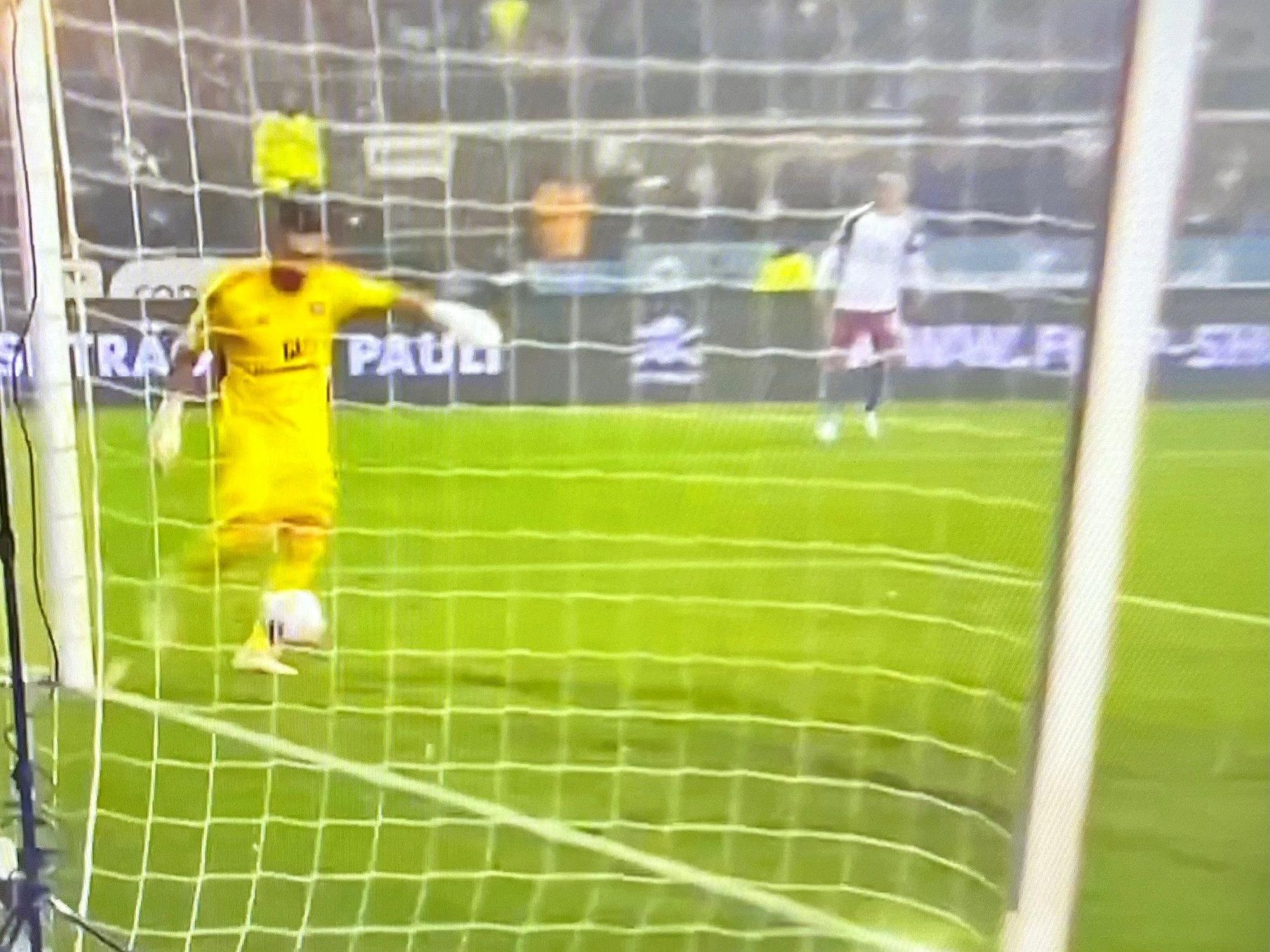 Daniel Heuer Fernandes (HSV) hämmert den Ball ins eigene Tor.