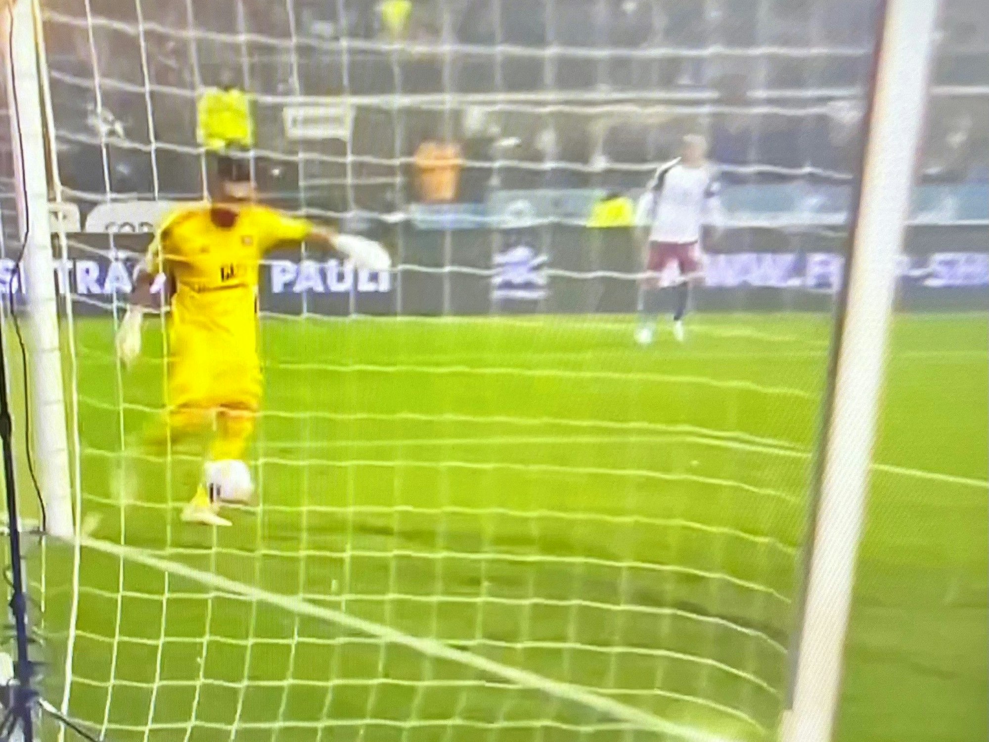 Daniel Heuer Fernandes (HSV) hämmert den Ball ins eigene Tor.