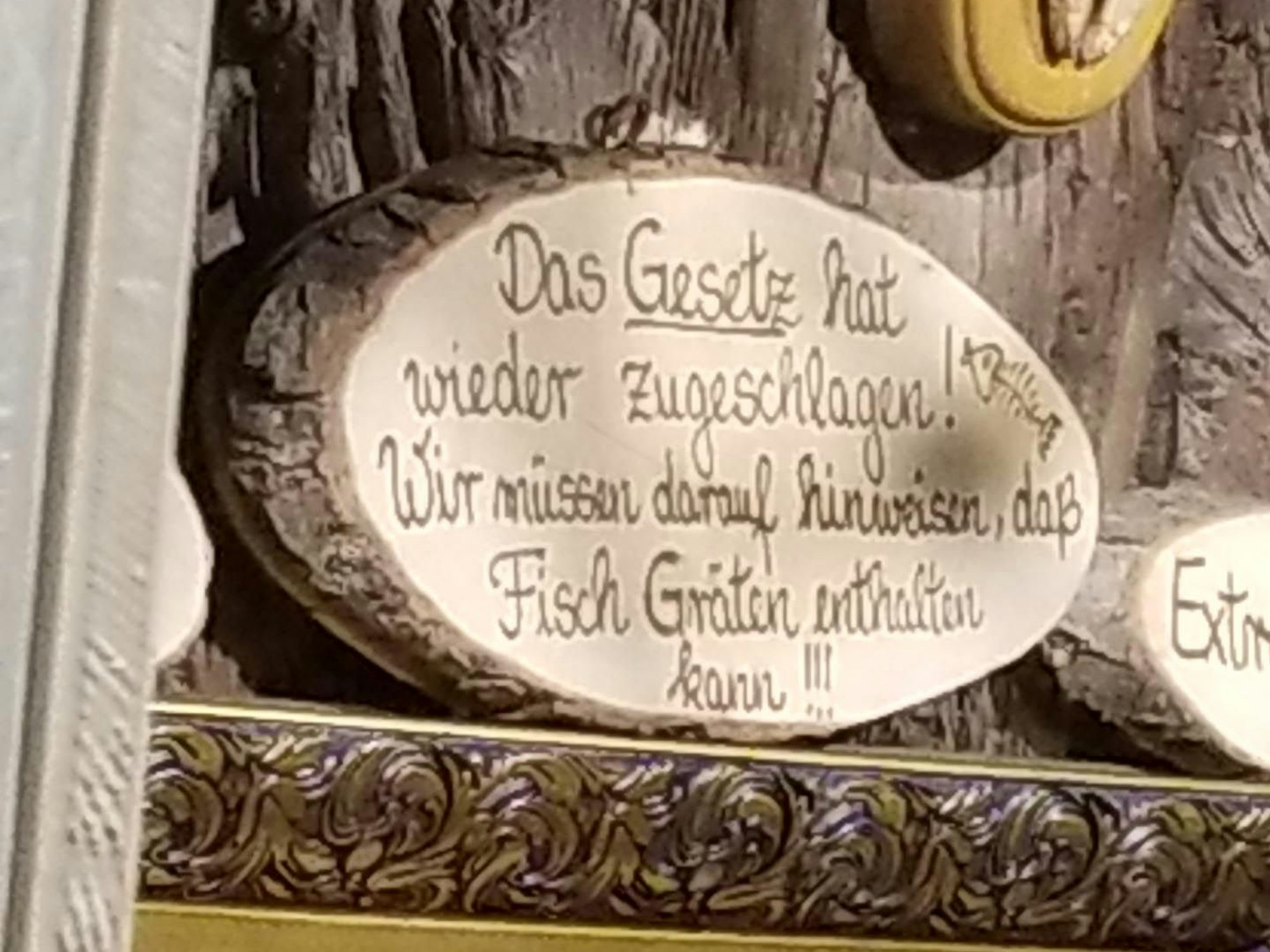 Dieses Schild warnt am Lachs-Stand vor Gräten im Fisch.