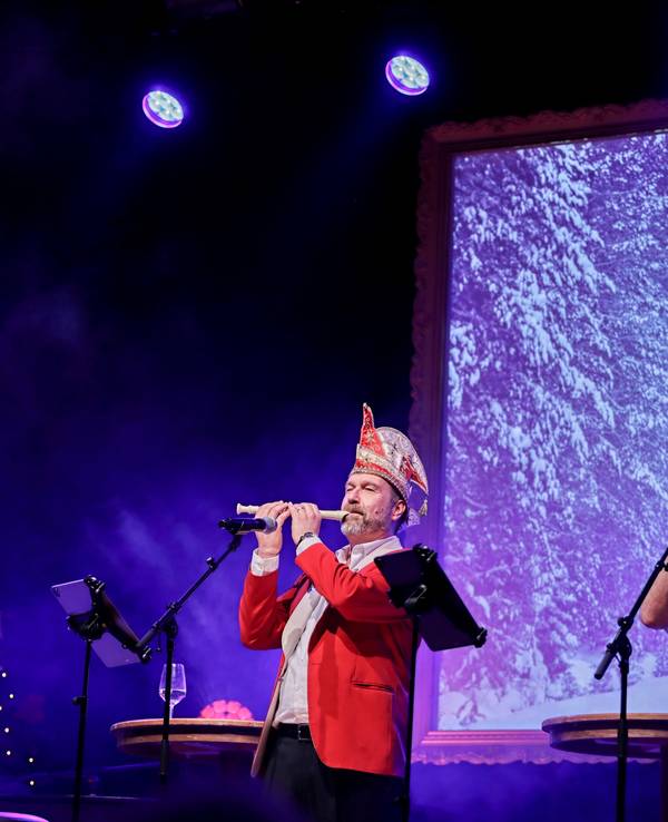 JP Weber, Volker Weininger und Martin Schopps spielen auf der Bühne.