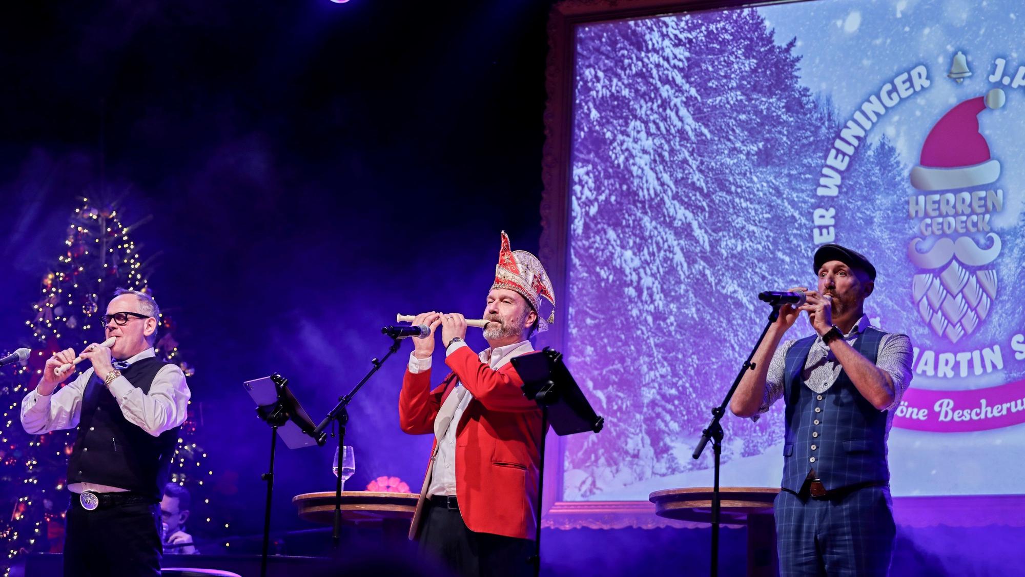 JP Weber, Volker Weininger und Martin Schopps spielen auf der Bühne.