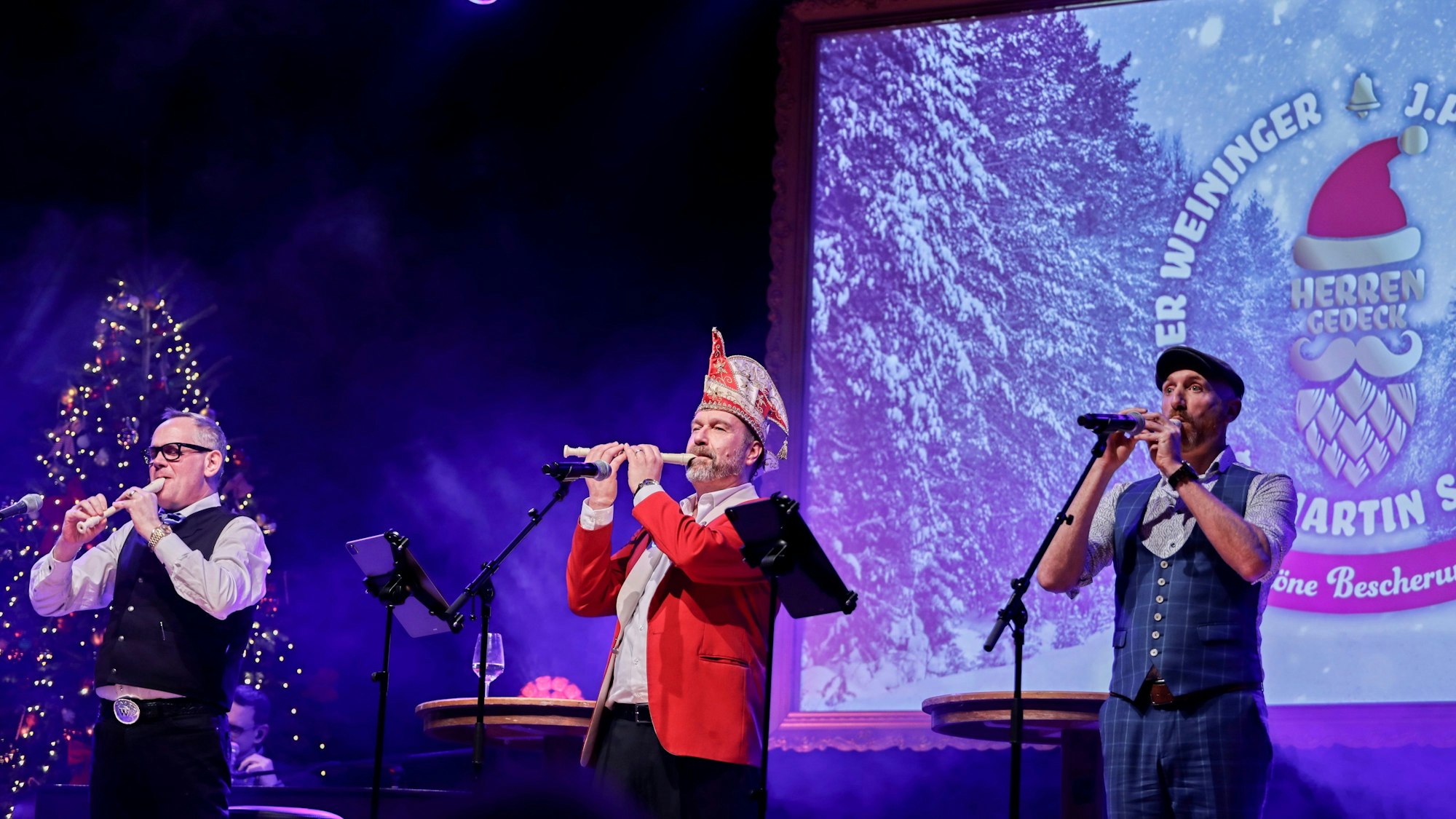 JP Weber, Volker Weininger und Martin Schopps spielen auf der Bühne.