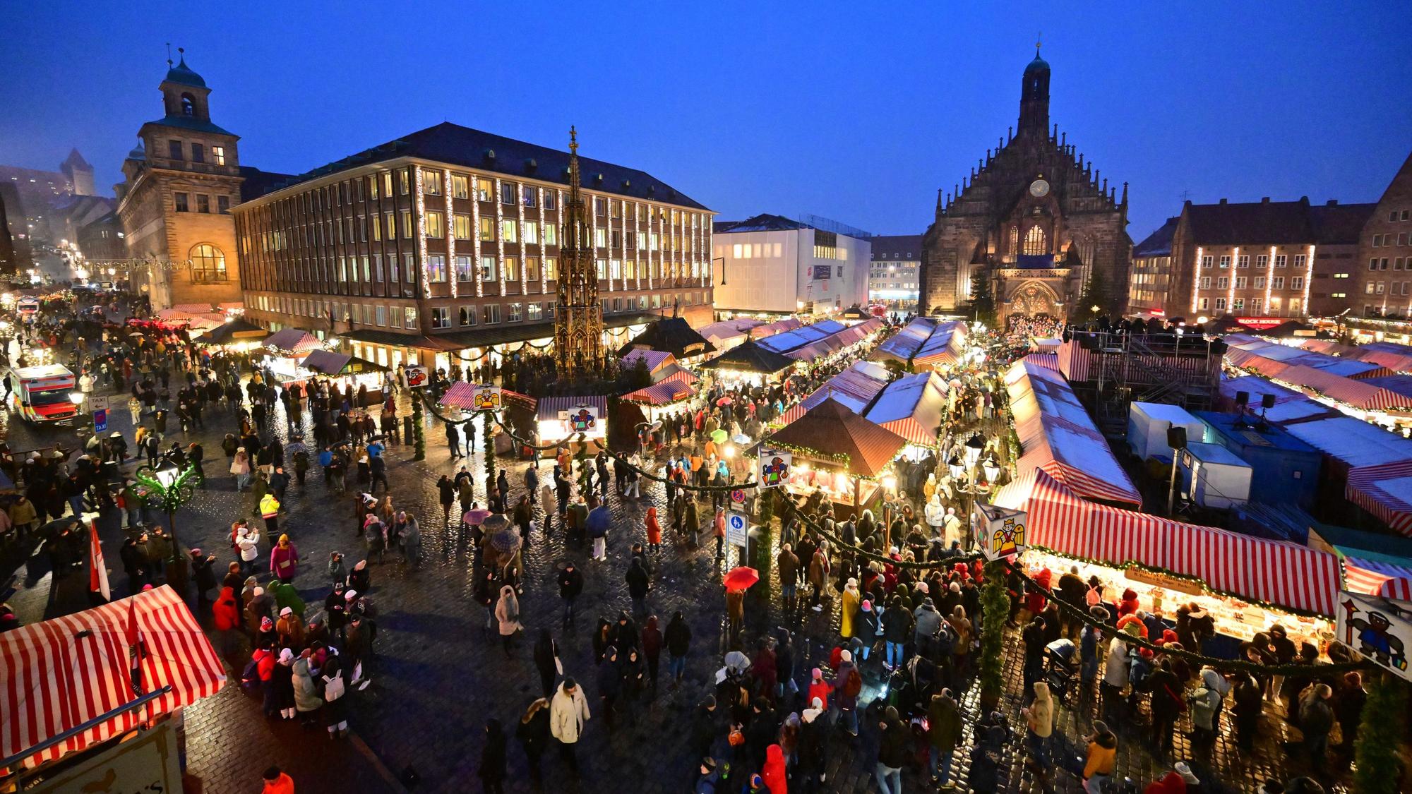 Der Nürnberger Christkindlesmarkt auf dem Hauptmarkt der Stadt.
