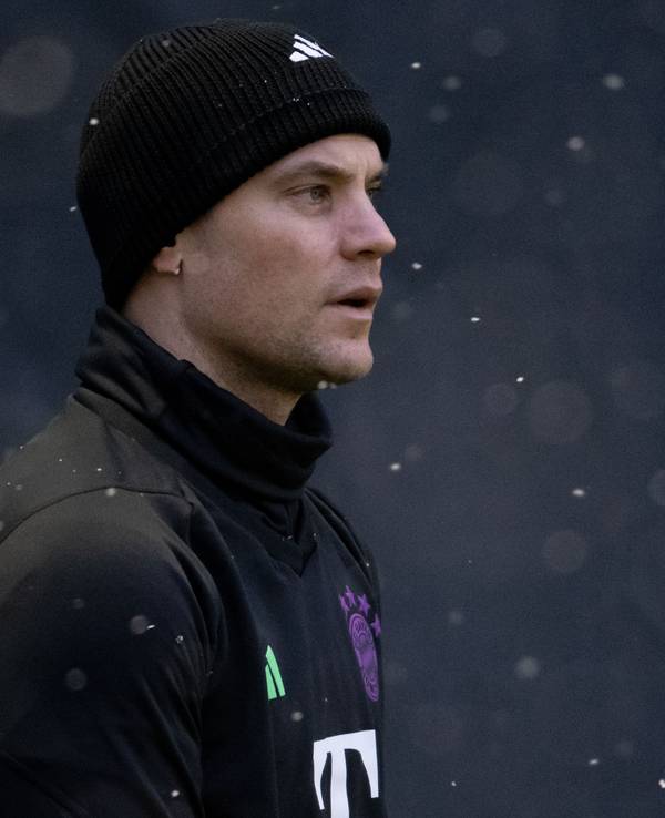 Manuel Neuer (hier am 28. November 2023) steht im Schnee auf dem Fußballplatz.