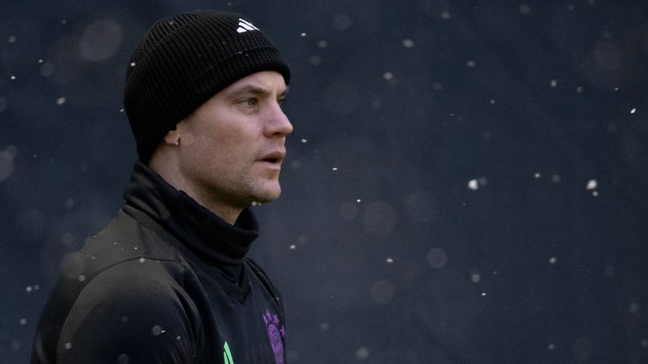 Manuel Neuer (hier am 28. November 2023) steht im Schnee auf dem Fußballplatz.