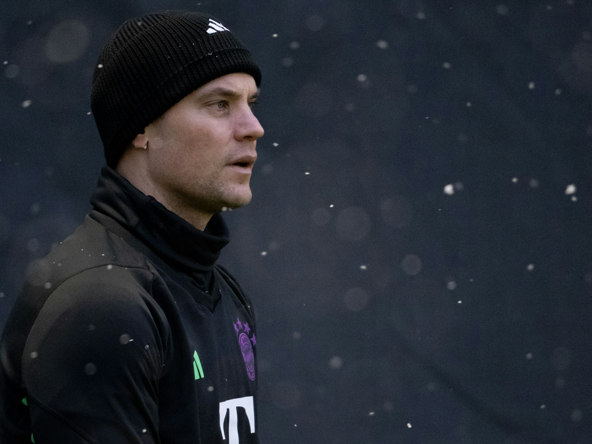 Manuel Neuer (hier am 28. November 2023) steht im Schnee auf dem Fußballplatz.