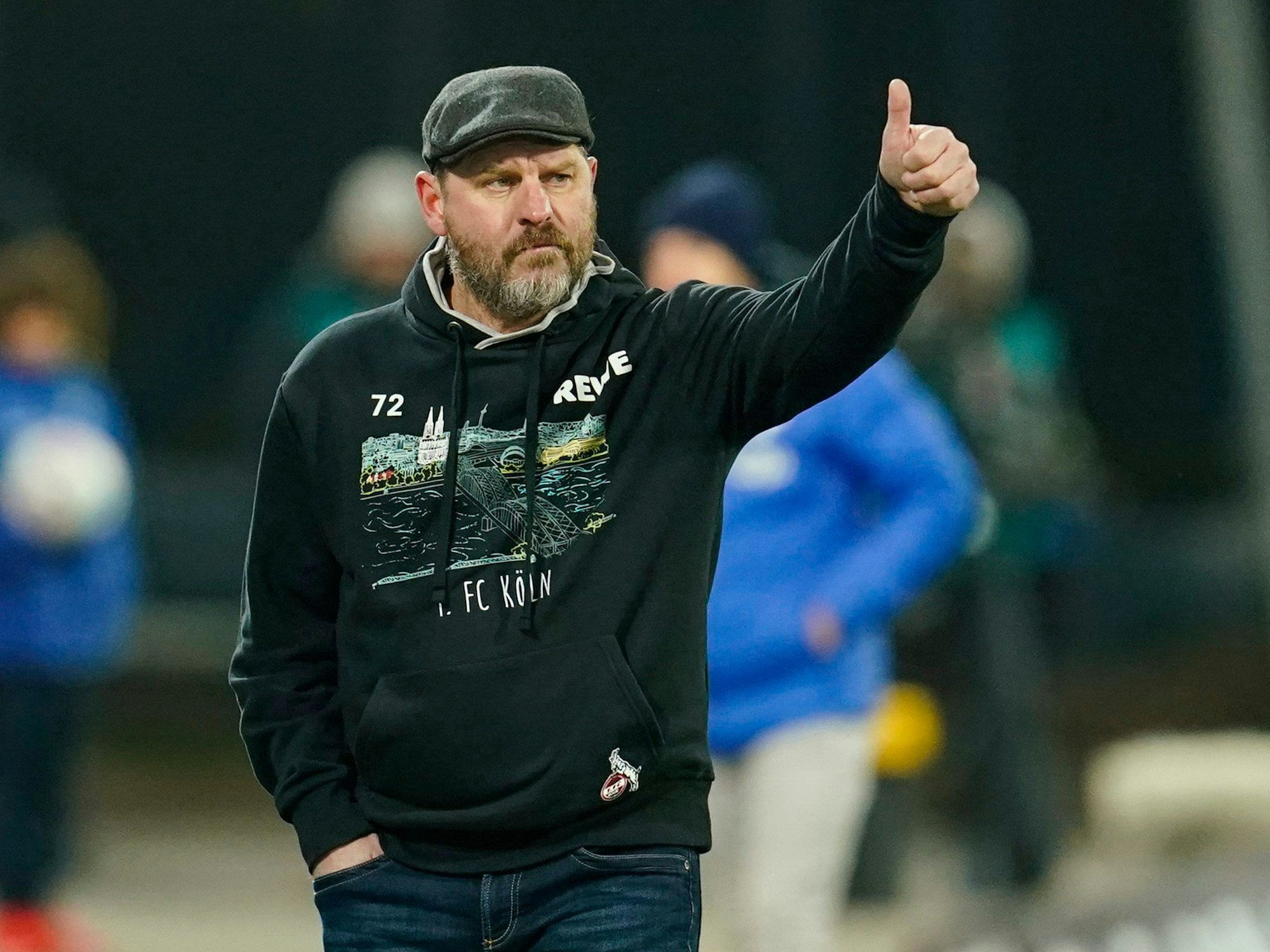 Steffen Baumgart (Trainer des 1. FC Köln) beim Bundesligaspiel am Böllenfalltor gegen Darmstadt 98.