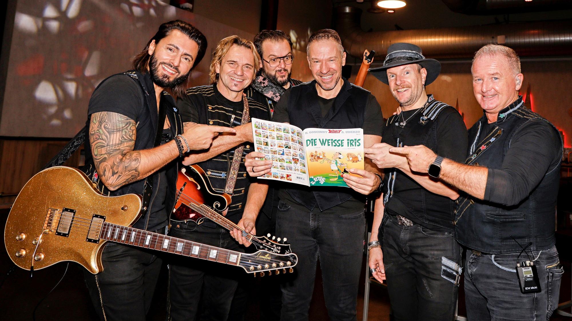 Die Höhner blättern im neuen Asterix-Band.