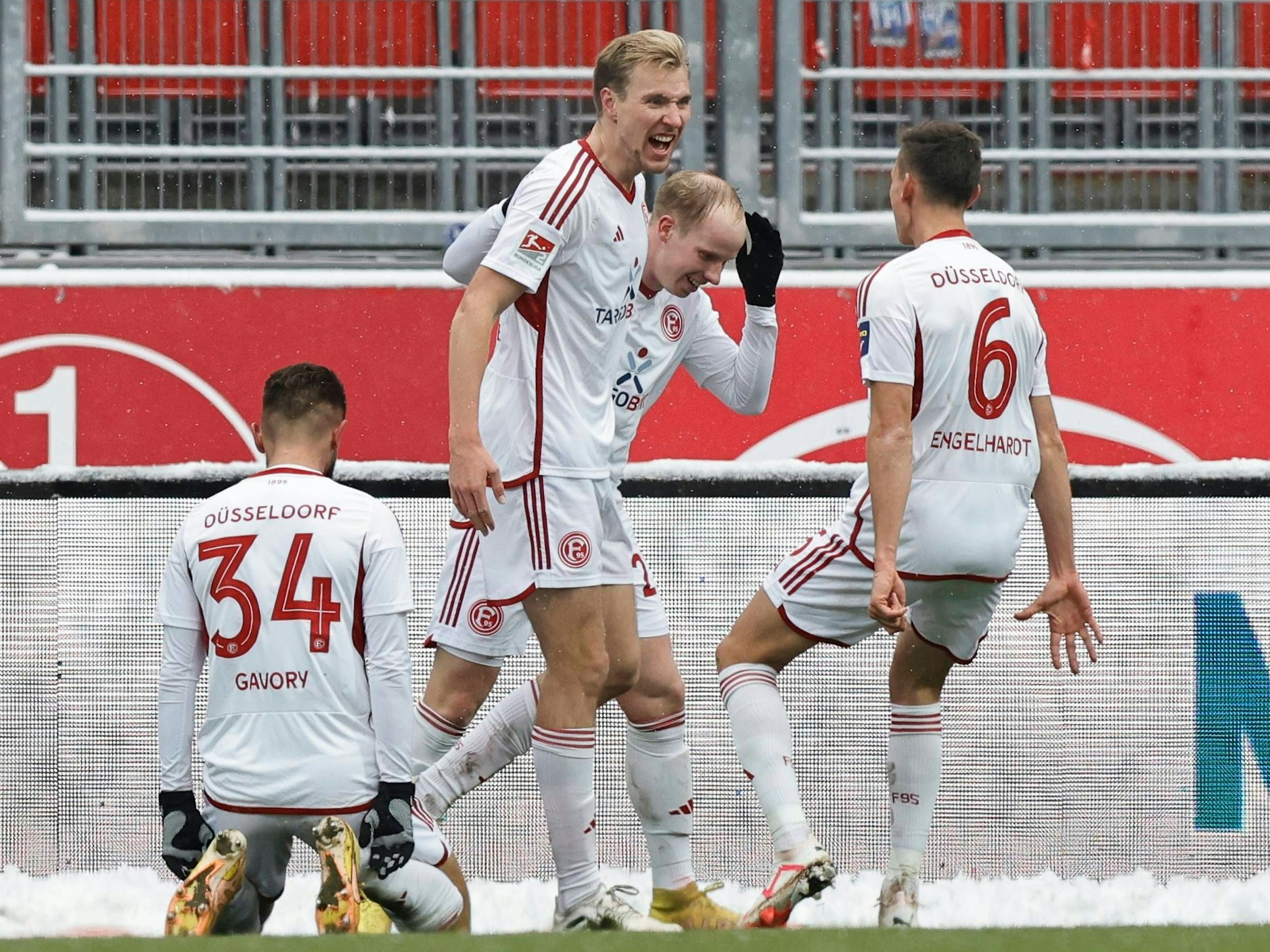 Fortuna Düsseldorfs Stürmer Vincent Vermeij jubelt nach seinem Tor in Nürnberg mit seinen Kollegen.
