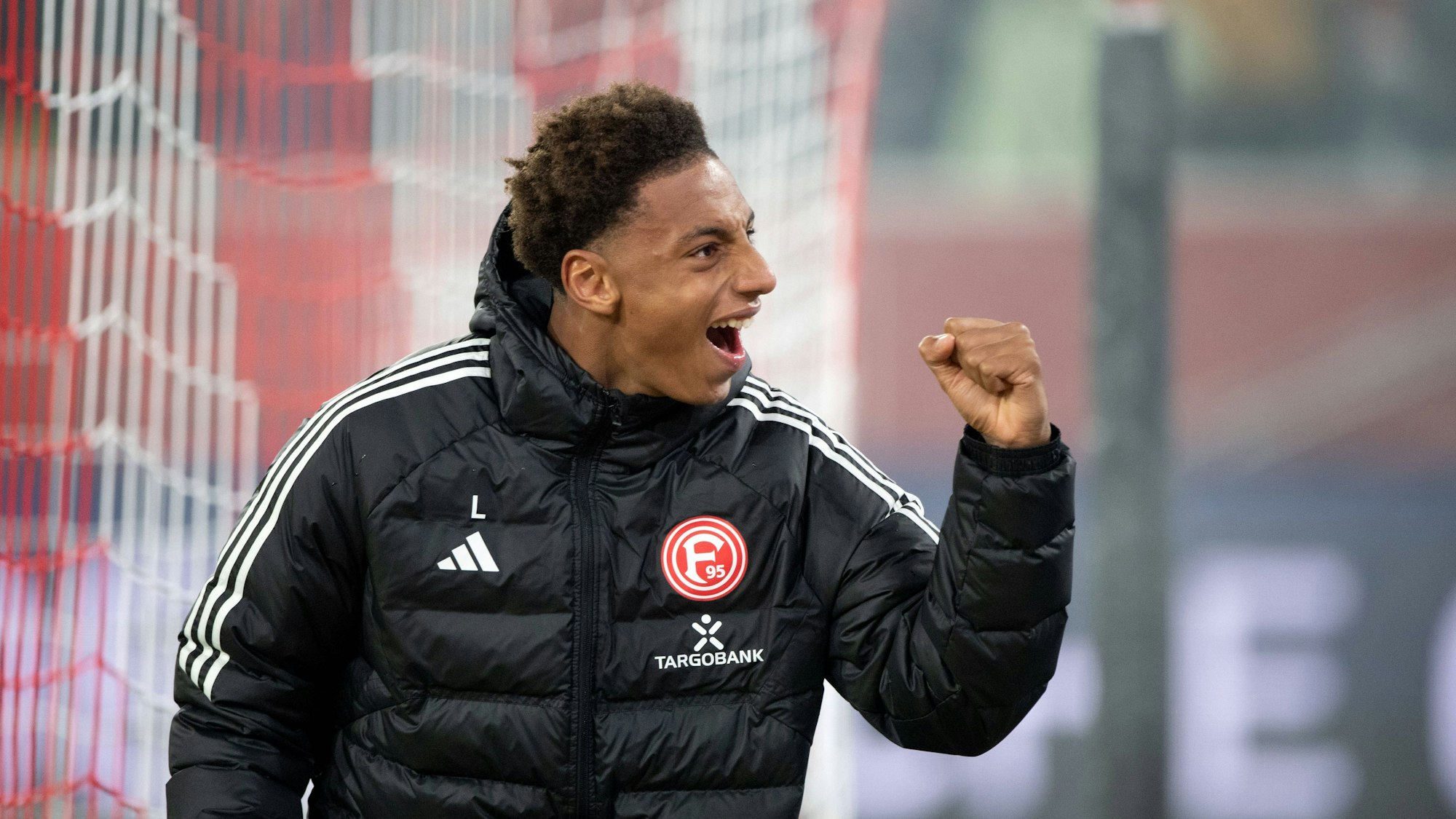 Fortuna Düsseldorfs Sima Suso jubelt nach dem Spiel gegen den FC Schalke 04 vor der Fankurve.