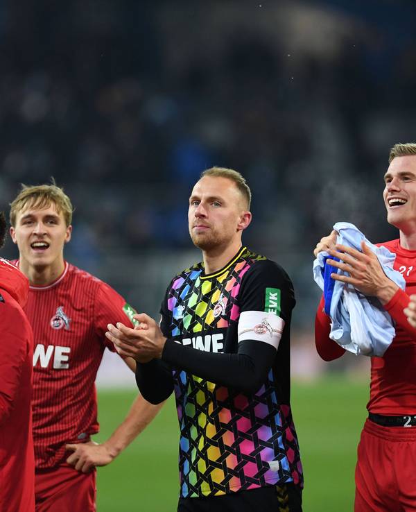 Stadion am Böllenfalltor: Die Spieler des 1. FC Köln bedanken sich bei den mitgereisten Fans nach dem 1:0-Sieg in Darmstadt.