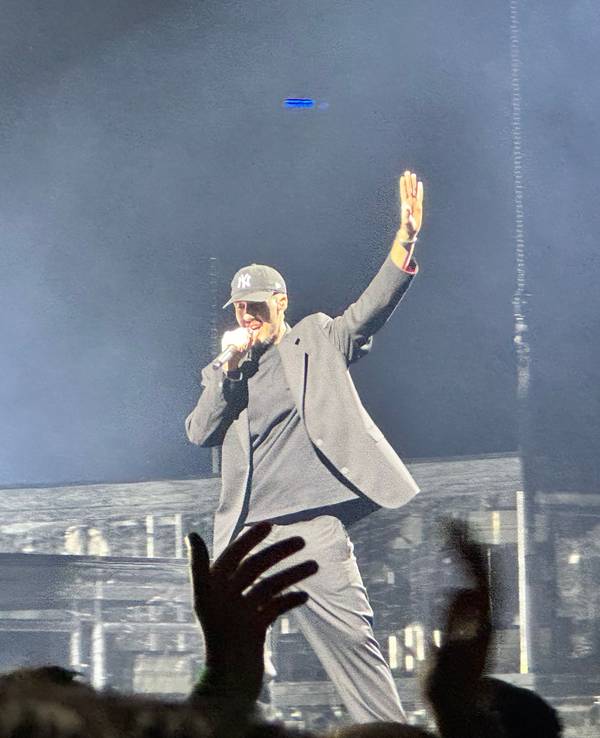 Rapper RIN performt auf der Bühne der Lanxess Arena in Köln (1. Dezember 2023).