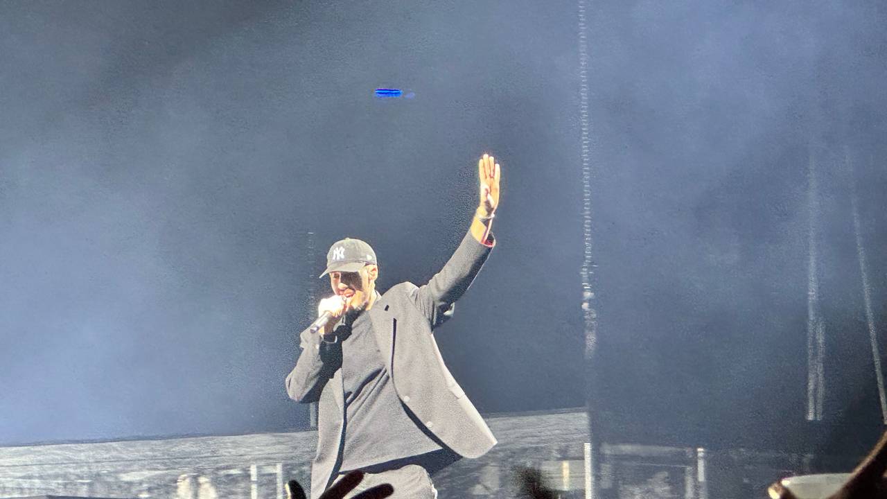 Rapper RIN performt auf der Bühne der Lanxess Arena in Köln (1. Dezember 2023).