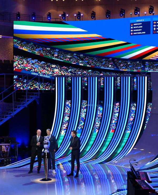 Die Bühne der Gruppen-Auslosung für die EM 2024 in der Elbphilharmonie.