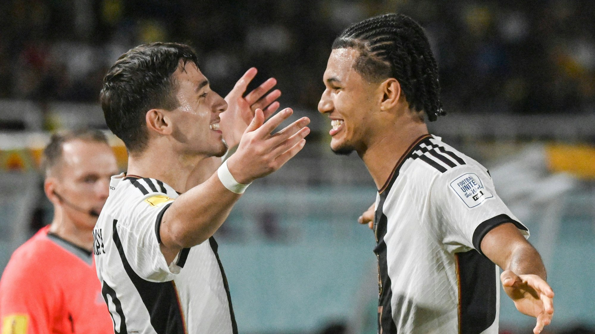 Paris Brunner jubelt mit Bilal Yalcinkaya.