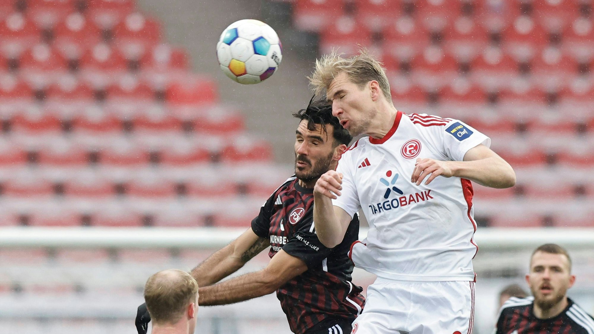 Fortuna Düsseldorfs Vincent Vermeij im Kopfballduell mit Nürnbergs Ivan Marquez.