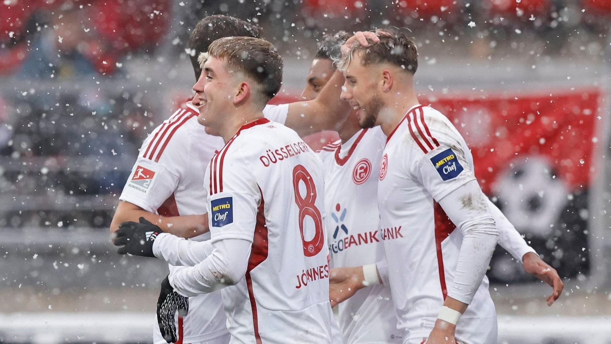 Fortuna Düsseldorfs Torschütze Jona Niemiec jubelt mit seinen Teamkollegen über seinen Treffer gegen den 1. FC Nürnberg.