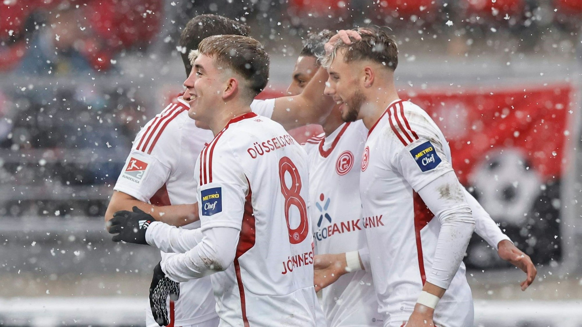 Fortuna Düsseldorfs Torschütze Jona Niemiec jubelt mit seinen Teamkollegen über seinen Treffer gegen den 1. FC Nürnberg.