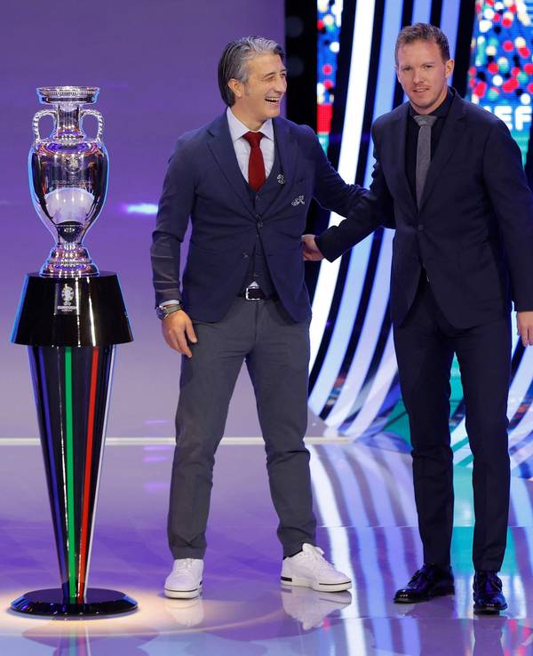 Marco Rossi, der Schweizer Coach Murat Yakin und Bundestrainer Julian Nagelsmann neben dem EM-Pokal.