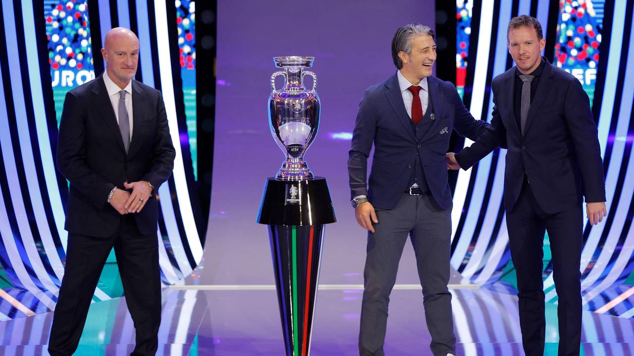 Marco Rossi, der Schweizer Coach Murat Yakin und Bundestrainer Julian Nagelsmann neben dem EM-Pokal.