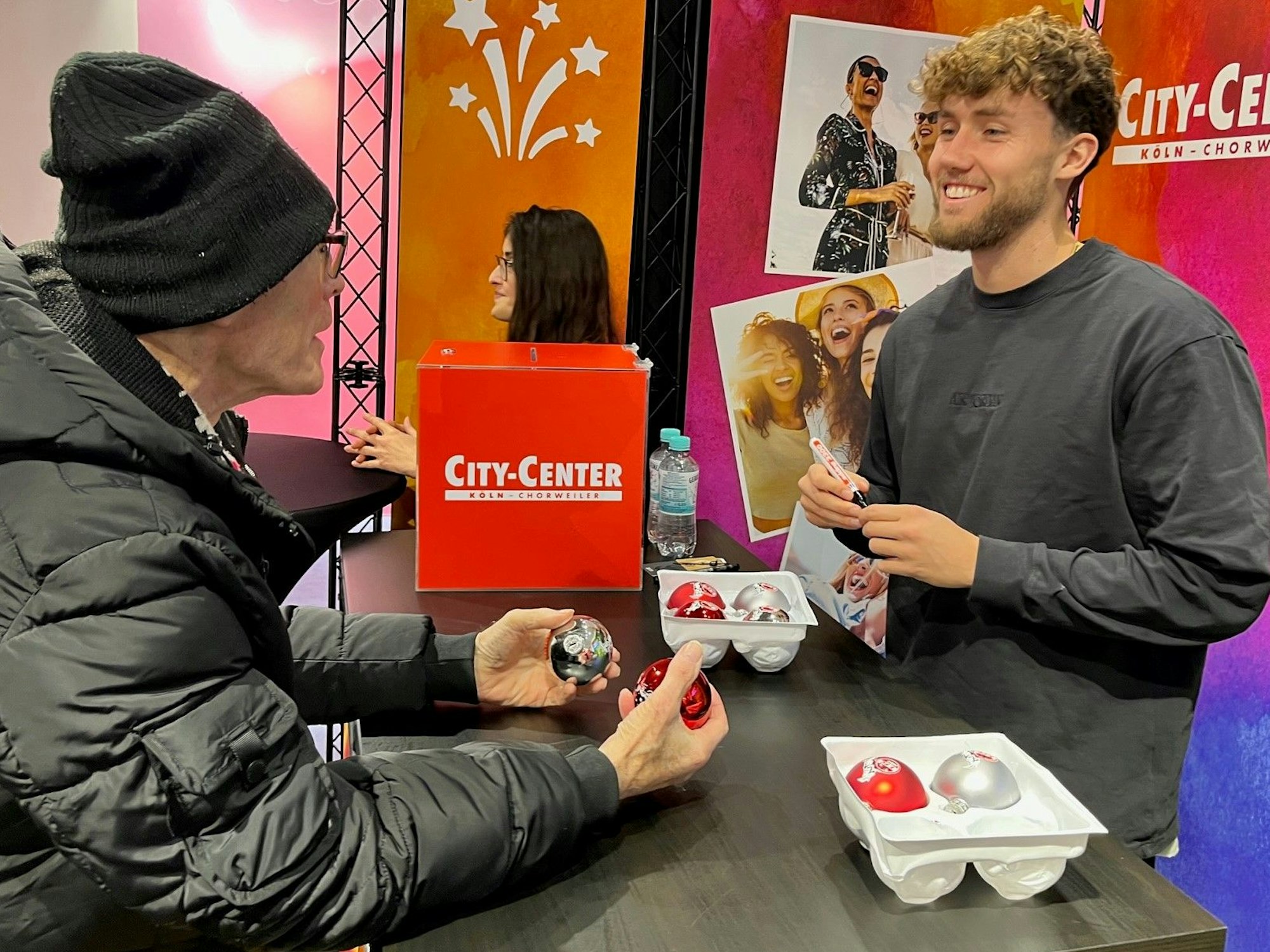 Luca Waldschmidt (r.) bei einer Charity-Aktion in Köln-Chorweiler.