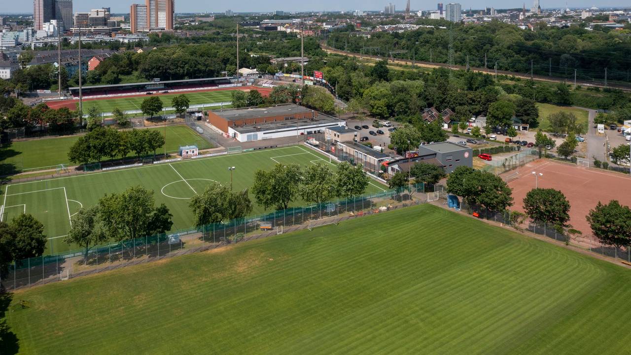 Der Jean-Löring-Sportpark in Zollstock von oben.