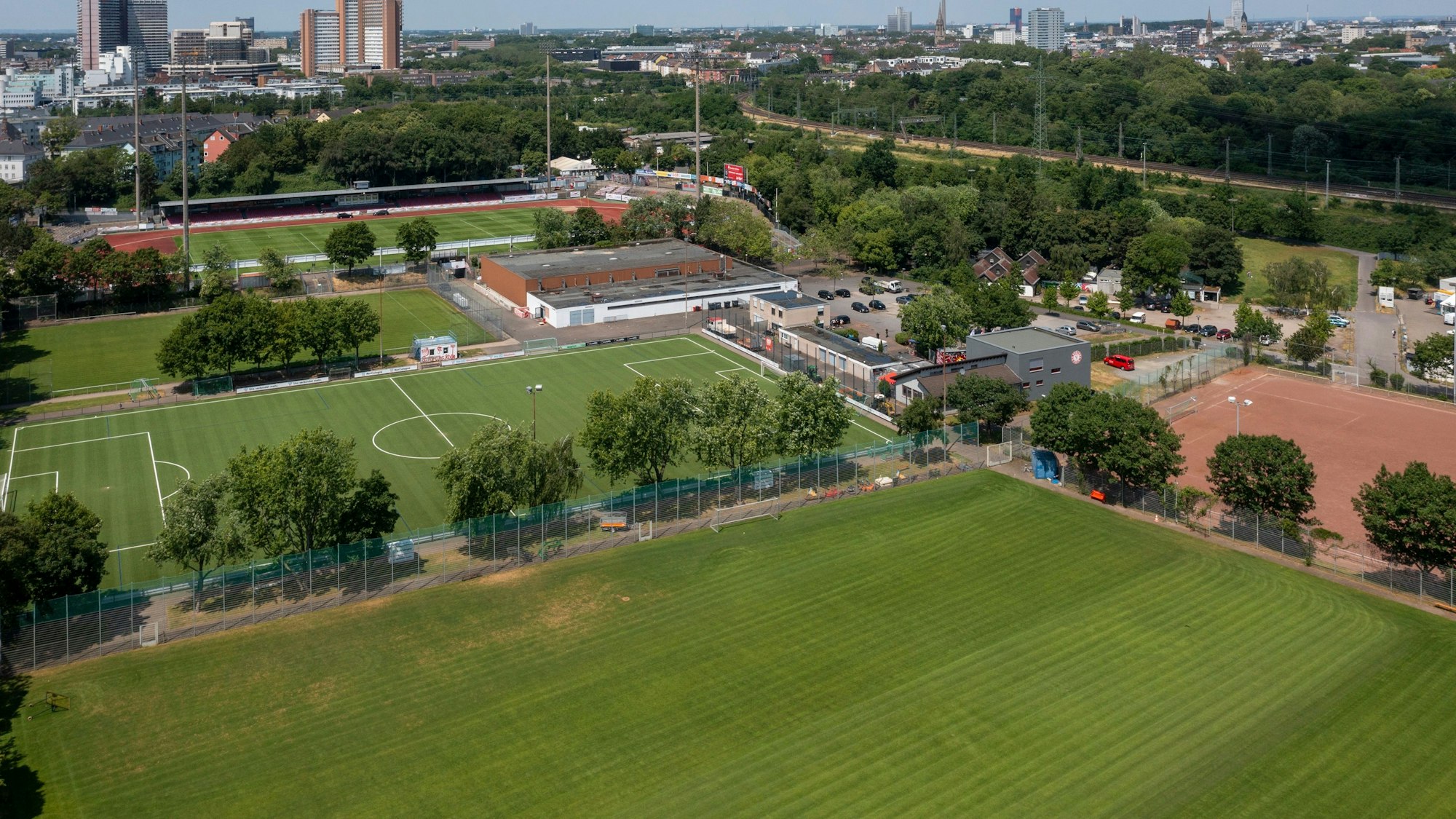 Der Jean-Löring-Sportpark in Zollstock von oben.