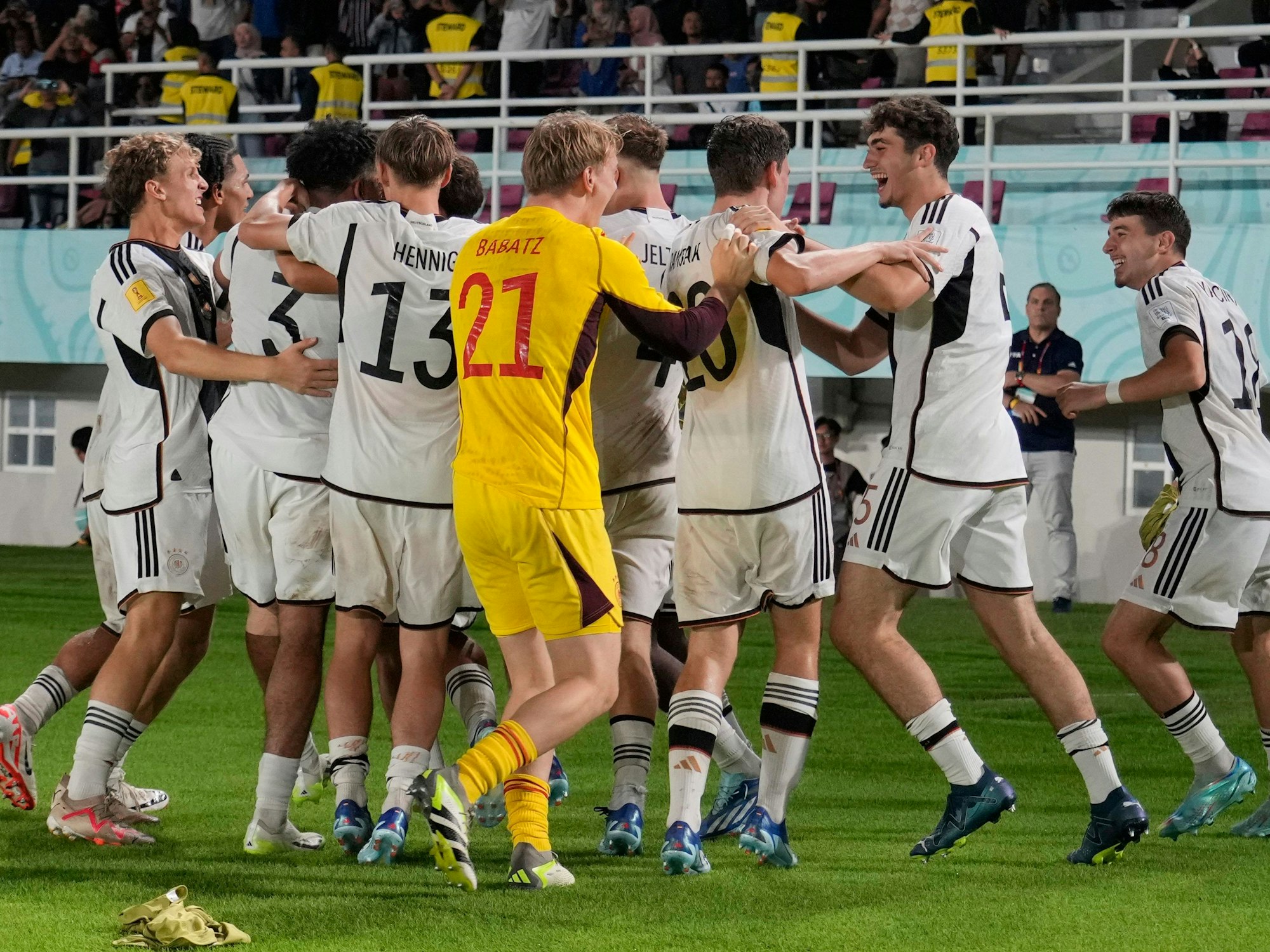 Die deutschen Spieler feiern ihren Sieg.