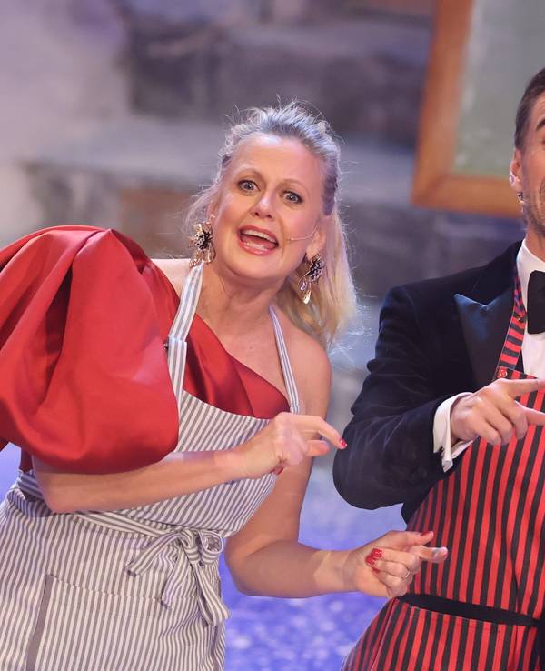 Barbara Schöneberger und Florian Silbereisen singen am 2. Dezember 2023 in der ARD Livesendung „Das Adventsfest der 100.000 Lichter“.