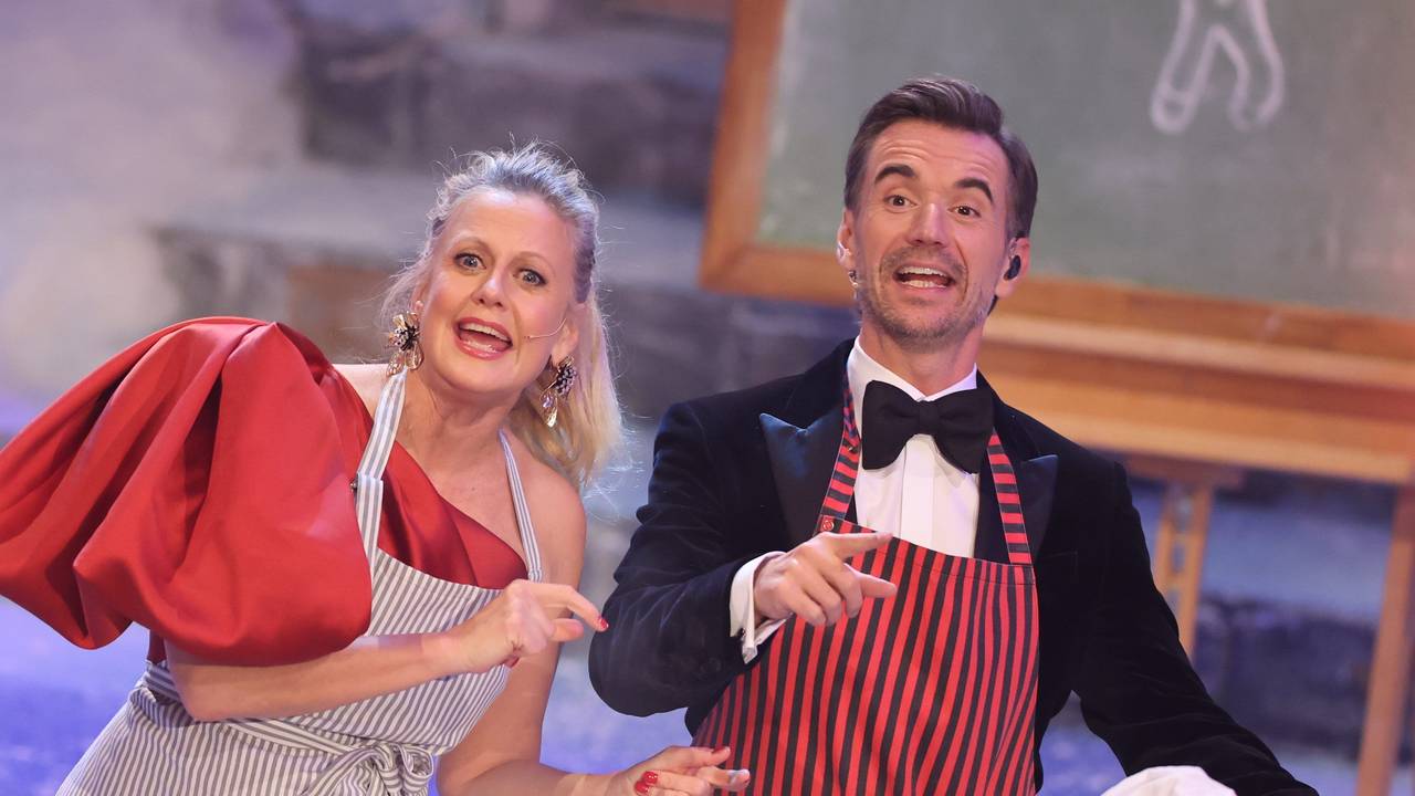 Barbara Schöneberger und Florian Silbereisen singen am 2. Dezember 2023 in der ARD Livesendung „Das Adventsfest der 100.000 Lichter“.