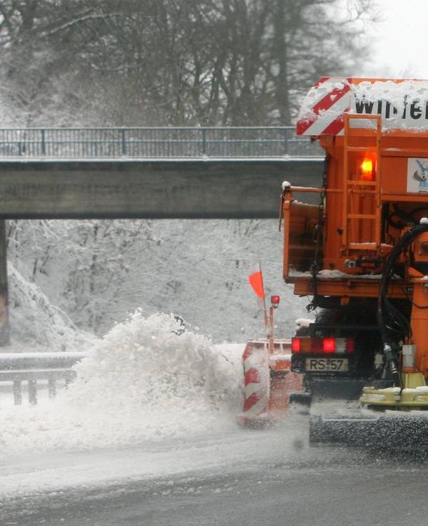 Ein Schneeräumfahrzeug fährt über die Autobahn A1 bei Wuppertal, um Eis und Schnee zu entfernen.