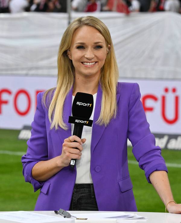 Sport1-Moderatorin Katharina Kleinfeldt steht am Spielfeldrand bei einer TV-Übertragung.