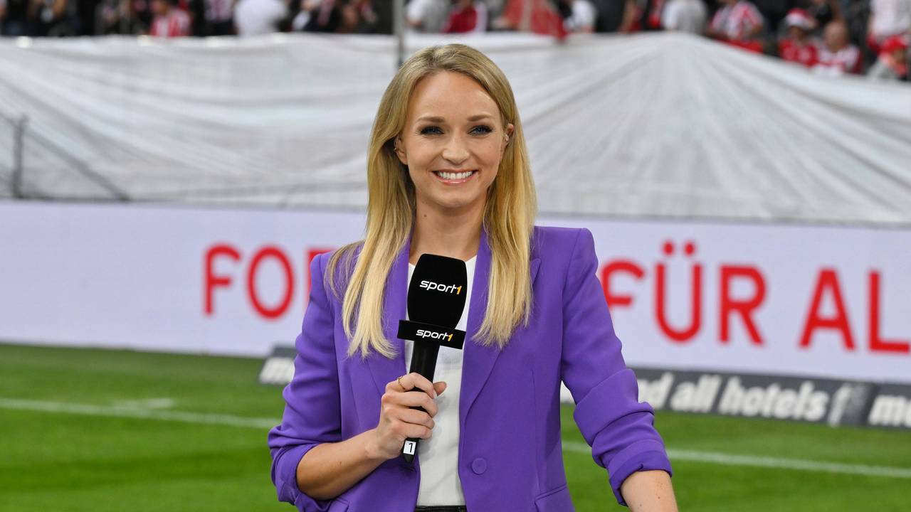Sport1-Moderatorin Katharina Kleinfeldt steht am Spielfeldrand bei einer TV-Übertragung.