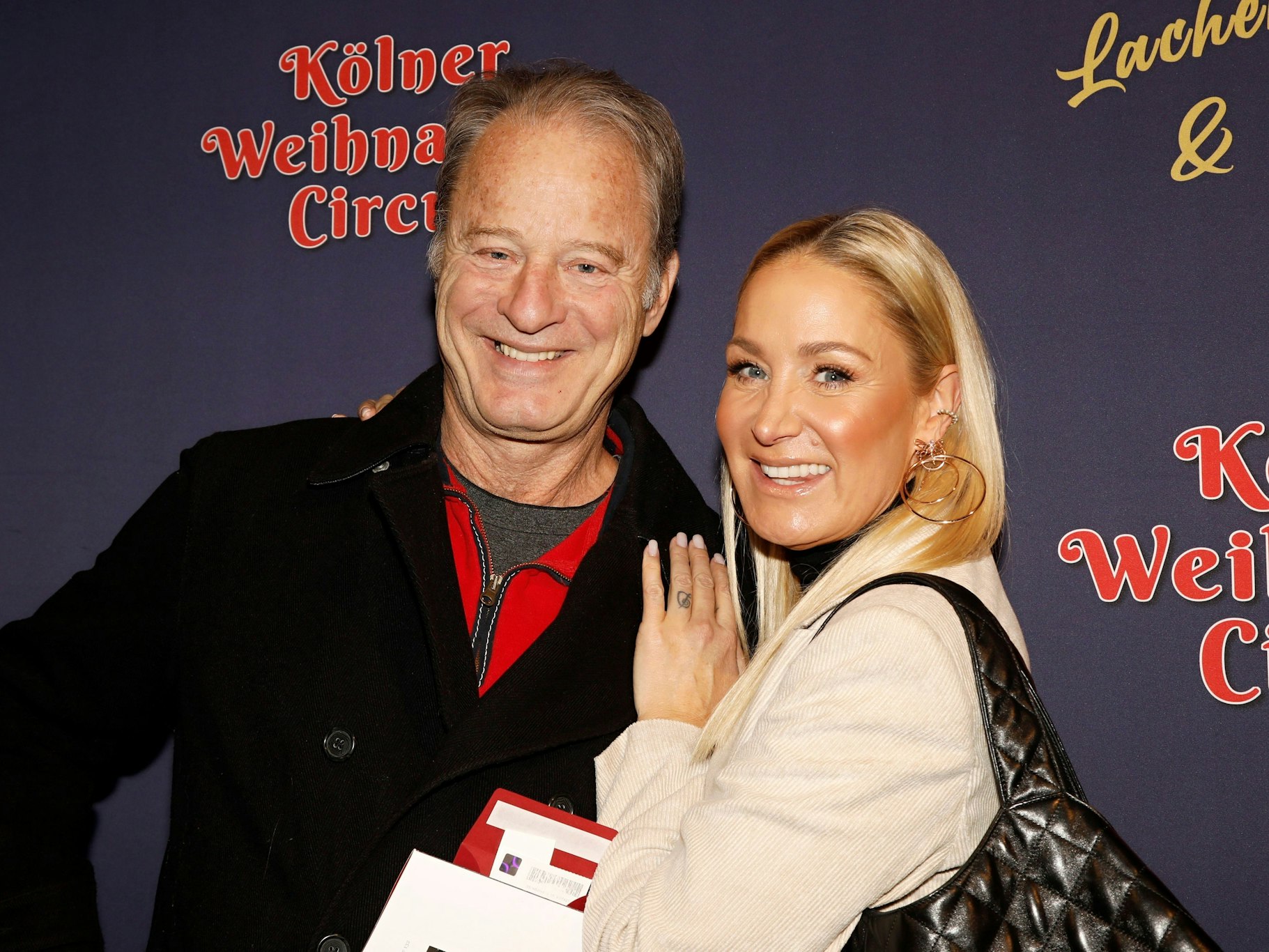 Tom Gerhardt und Janine Kunze posieren zusammen.