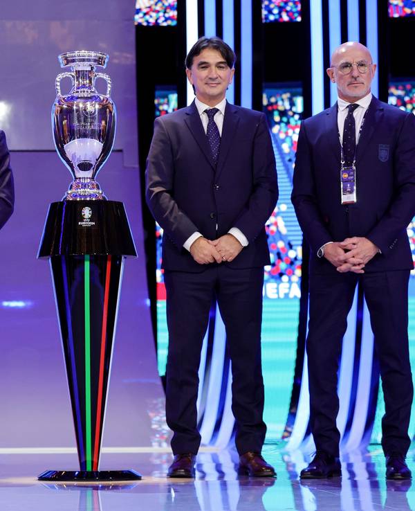 Die Nationaltrainer (v.l.) Luciano Spalletti von Italien, Sylvinho von Albanien, Zlatko Dalic von Kroatien sowie Luis de la Fuente von Spanien stehen neben der EM-Trophäe.