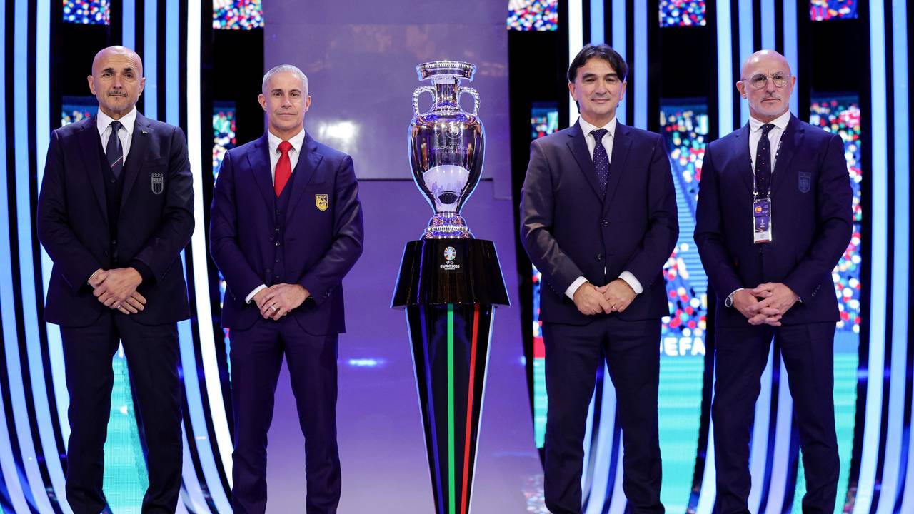 Die Nationaltrainer (v.l.) Luciano Spalletti von Italien, Sylvinho von Albanien, Zlatko Dalic von Kroatien sowie Luis de la Fuente von Spanien stehen neben der EM-Trophäe.