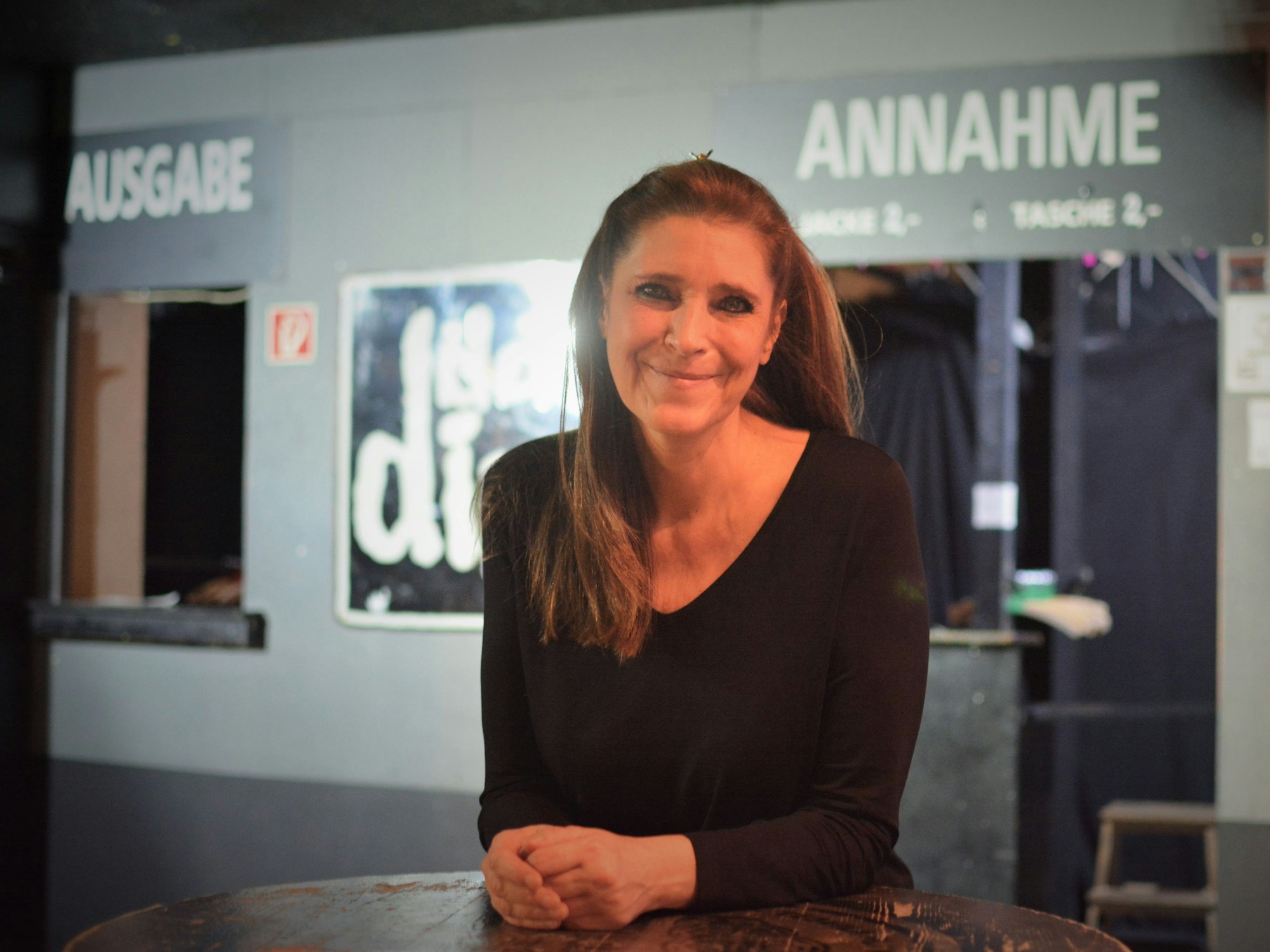 Claudia Wecker, Chefin des Studentenclubs „Das Ding“ in Köln, vor ihrem Club.