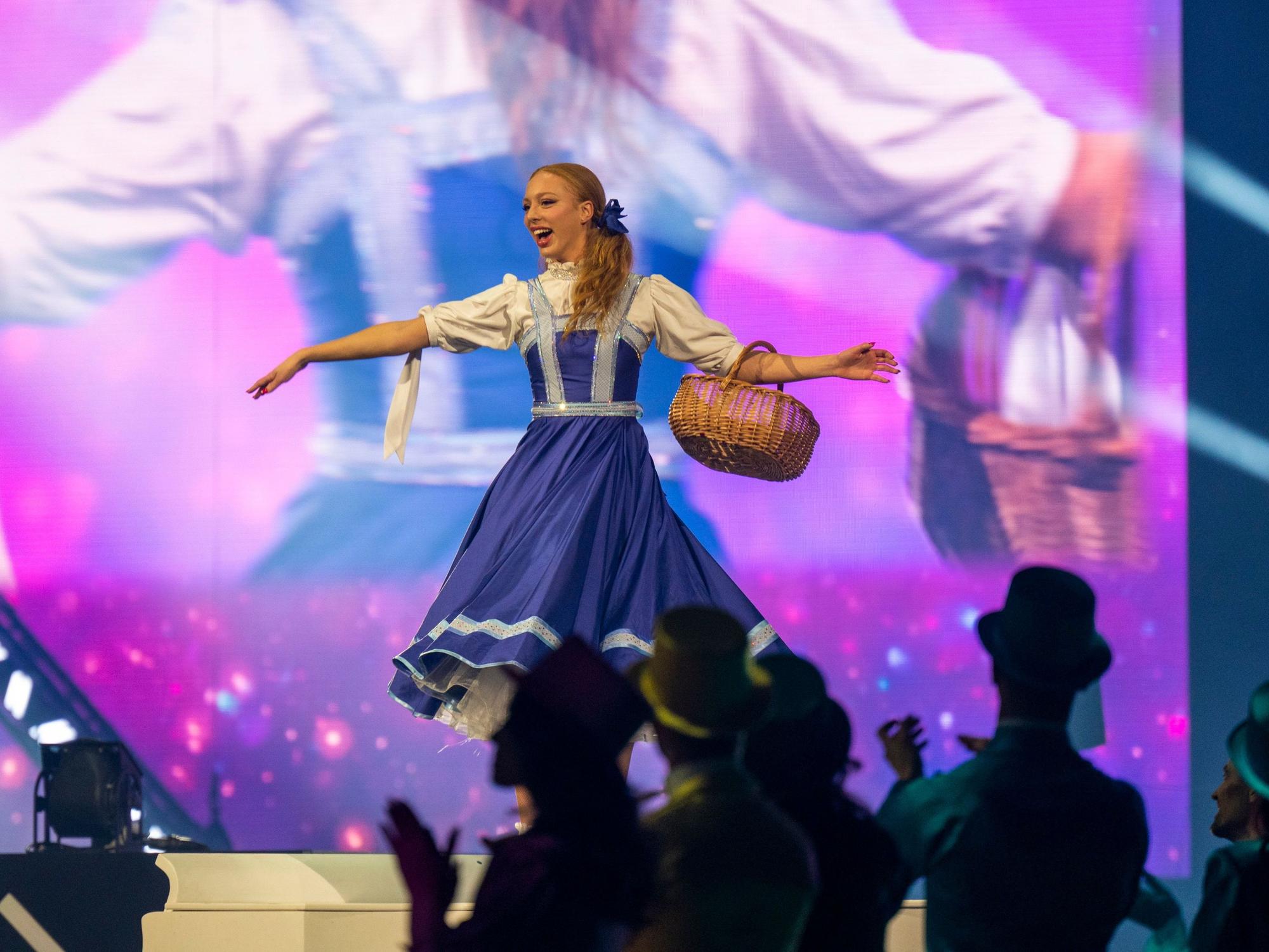 Anna Ermakova lächelt und dreht sich im Kreis.