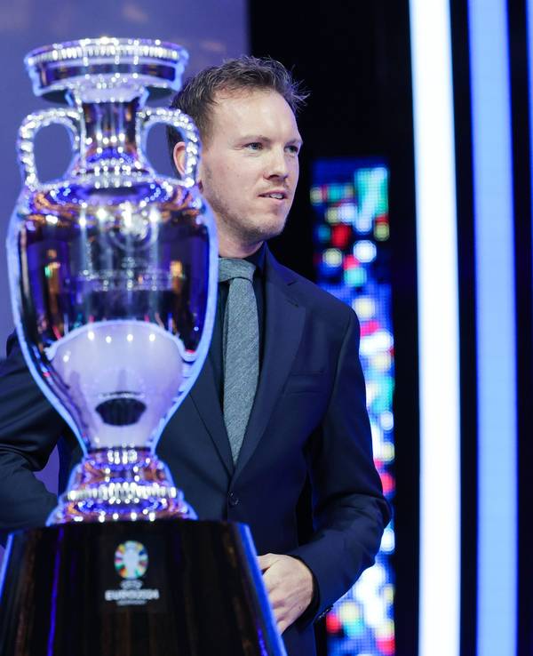 Julian Nagelsmann neben dem EM-Pokal.
