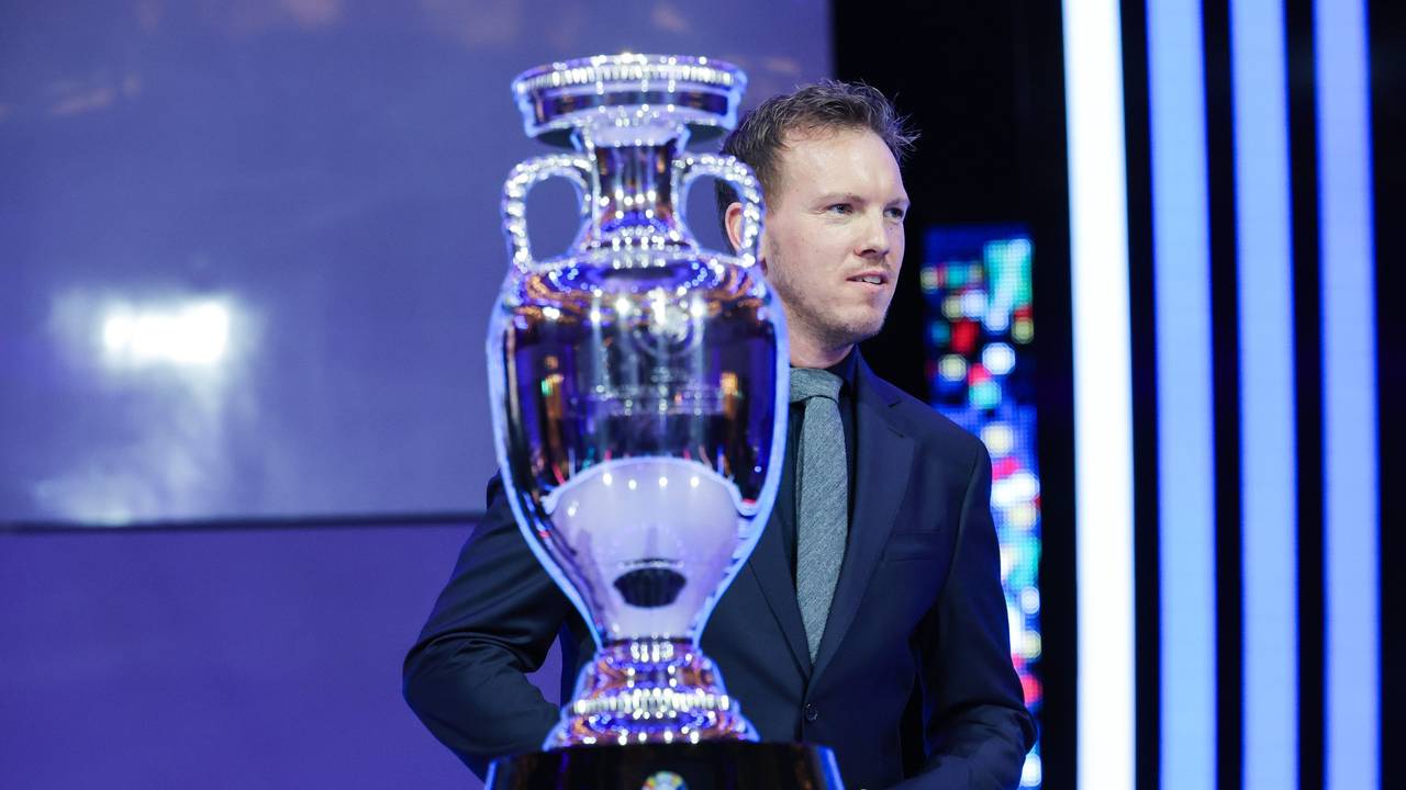Julian Nagelsmann neben dem EM-Pokal.