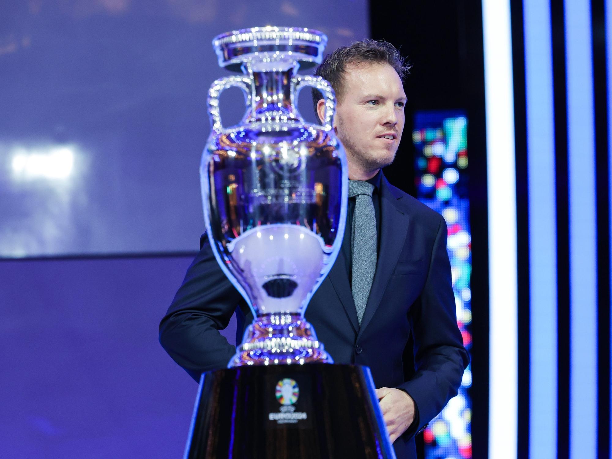 Julian Nagelsmann neben dem EM-Pokal.