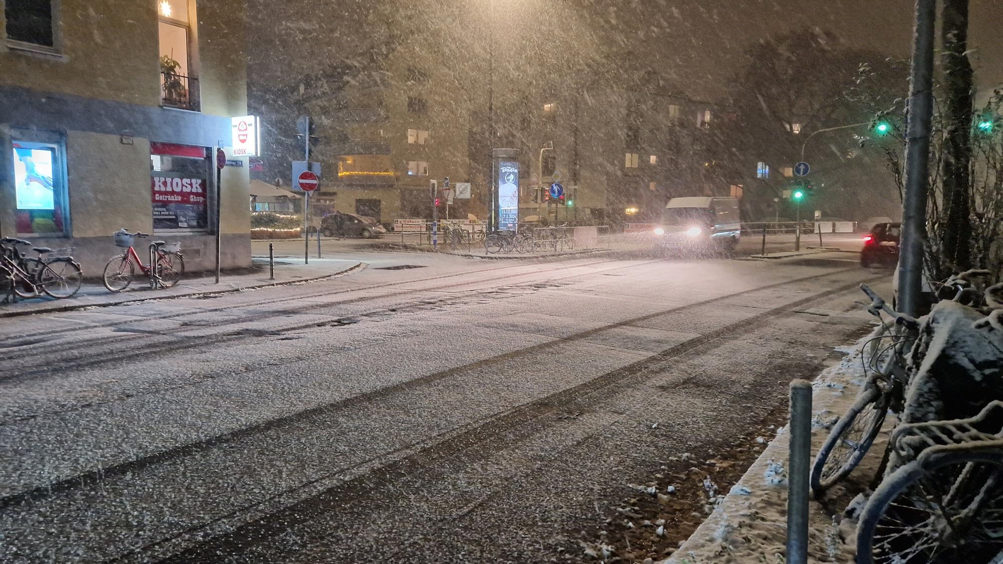 Die Bachemer Straße in Köln-Lindenthal ist schneebedeckt.