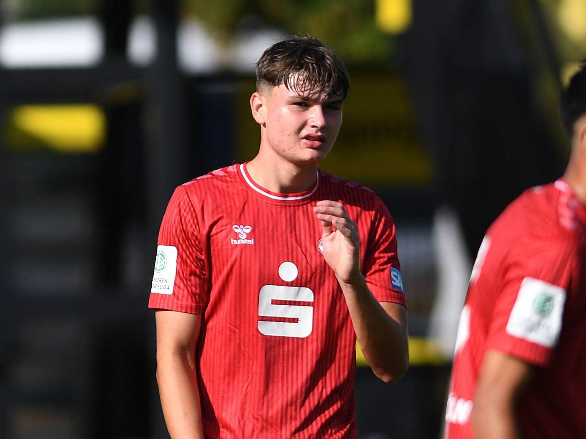 Jaka Cuber-Potocnik (1. FC Köln) steht auf dem Platz.