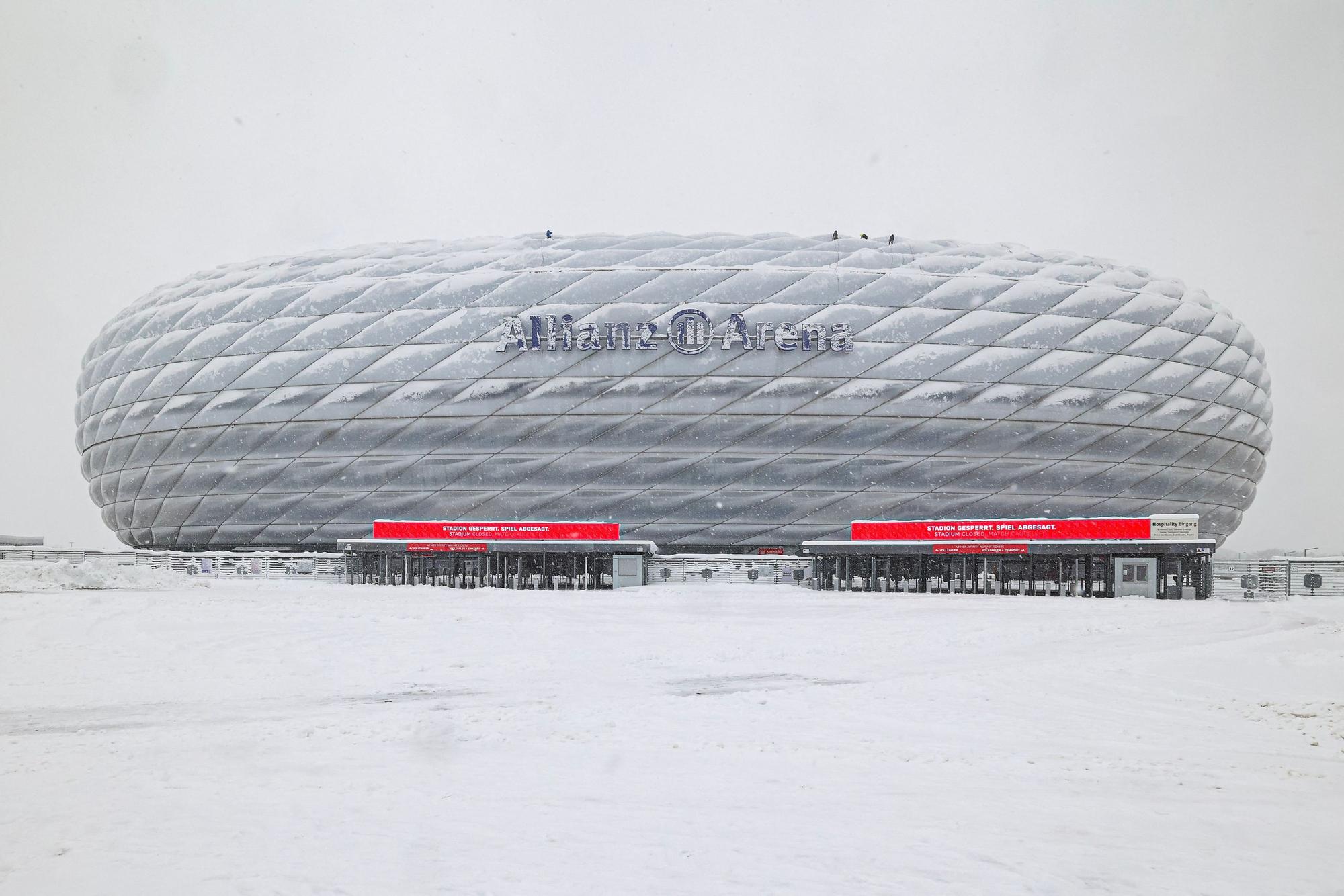 Die verschneite Allianz-Arena in München.